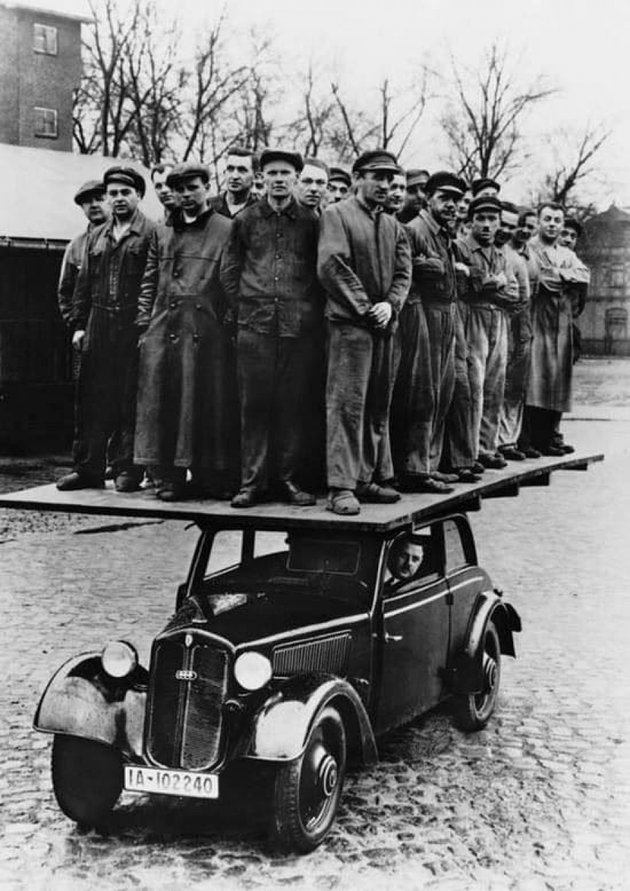 Demostración de la fuerza de un automóvil en la década - 1930.